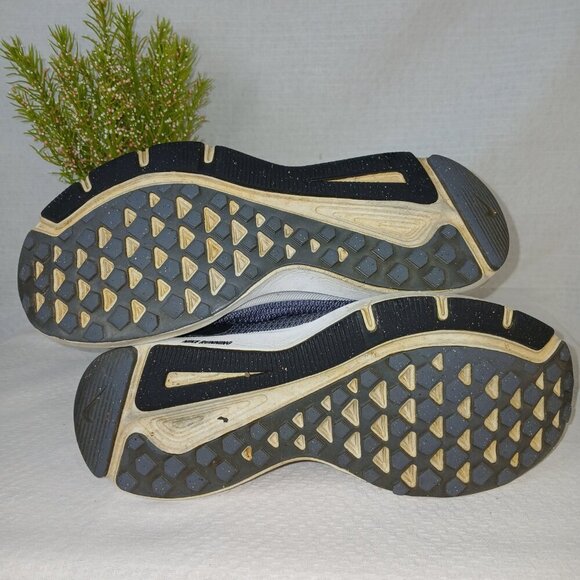 NIKE SWIFT GREY AND PINK RUNNING SHOES.  STILL IN GREAT CONDITION.  SIZE 6.5 - Picture 6 of 8